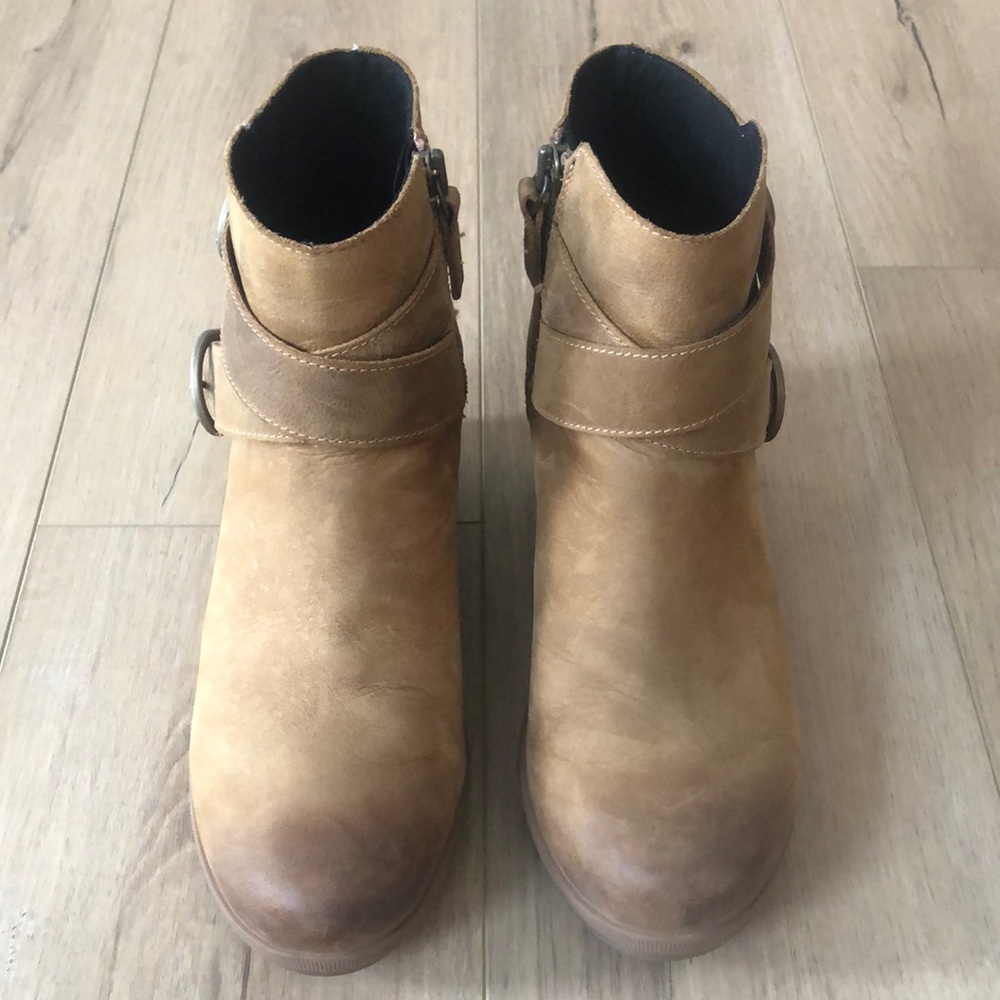 SOREL wedge boots ~ size 9.5